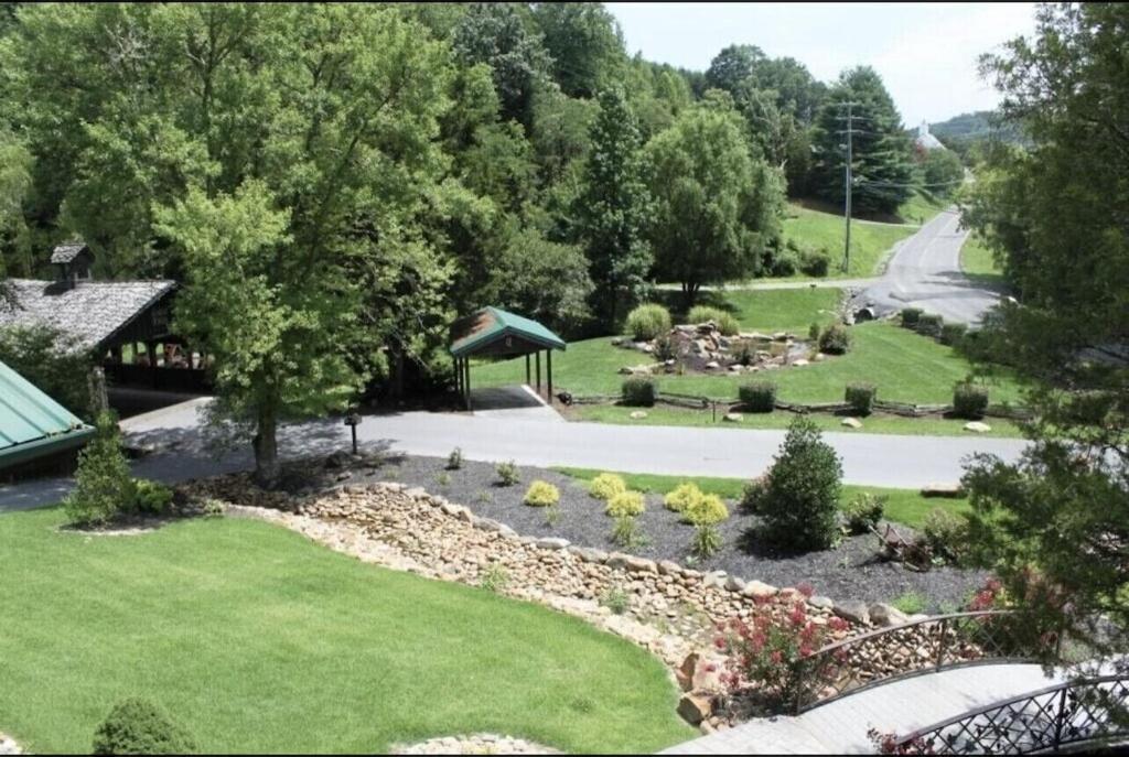 A River Runs Through It Sevierville Bagian luar foto